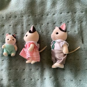 Calico Critters cat family set of 3 with clothes, in nice condition